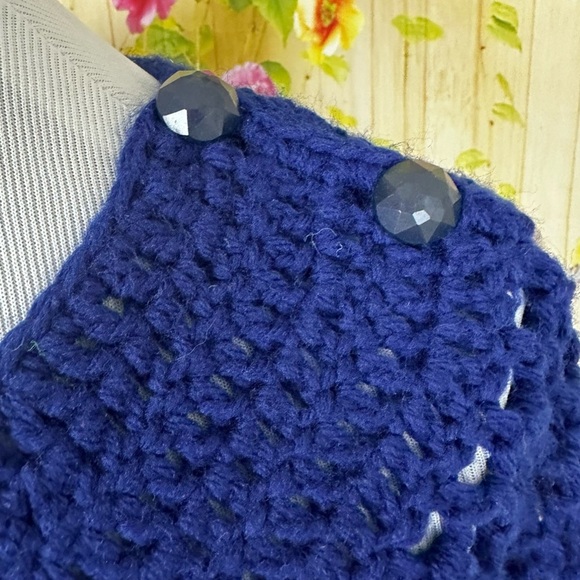VINTAGE Hand Made Blue Knitted Shawl with Fringe - Picture 3 of 4